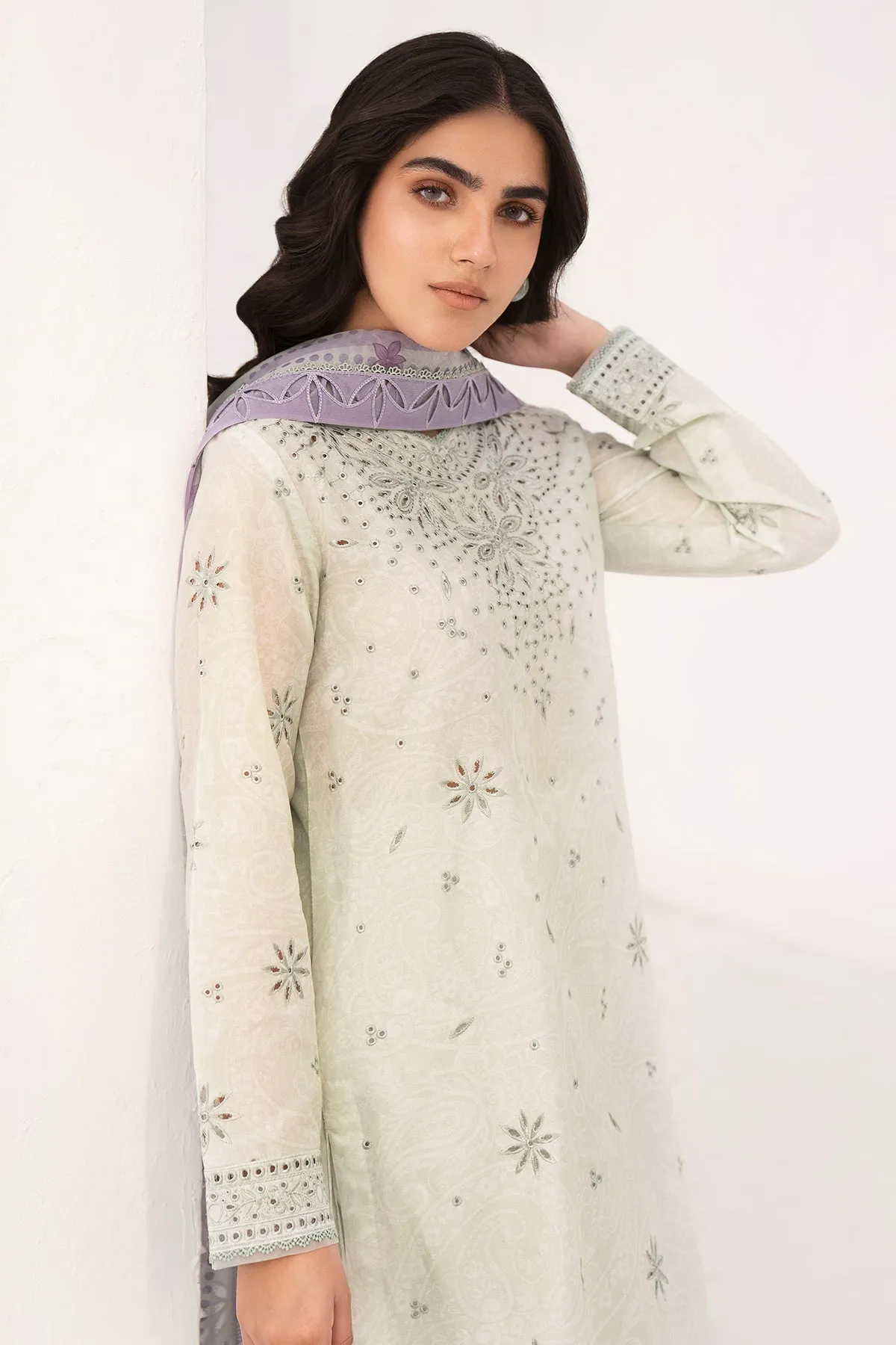 Embroidered Lawn USE-9023