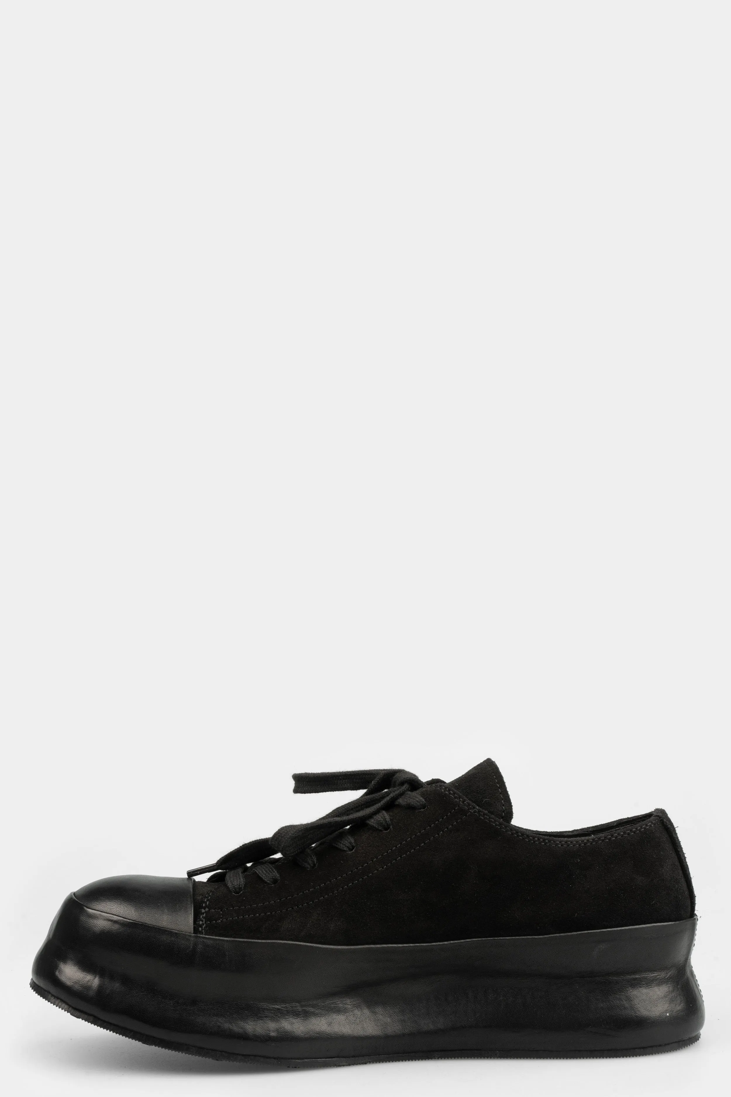 Low top calf leather laced sneakers