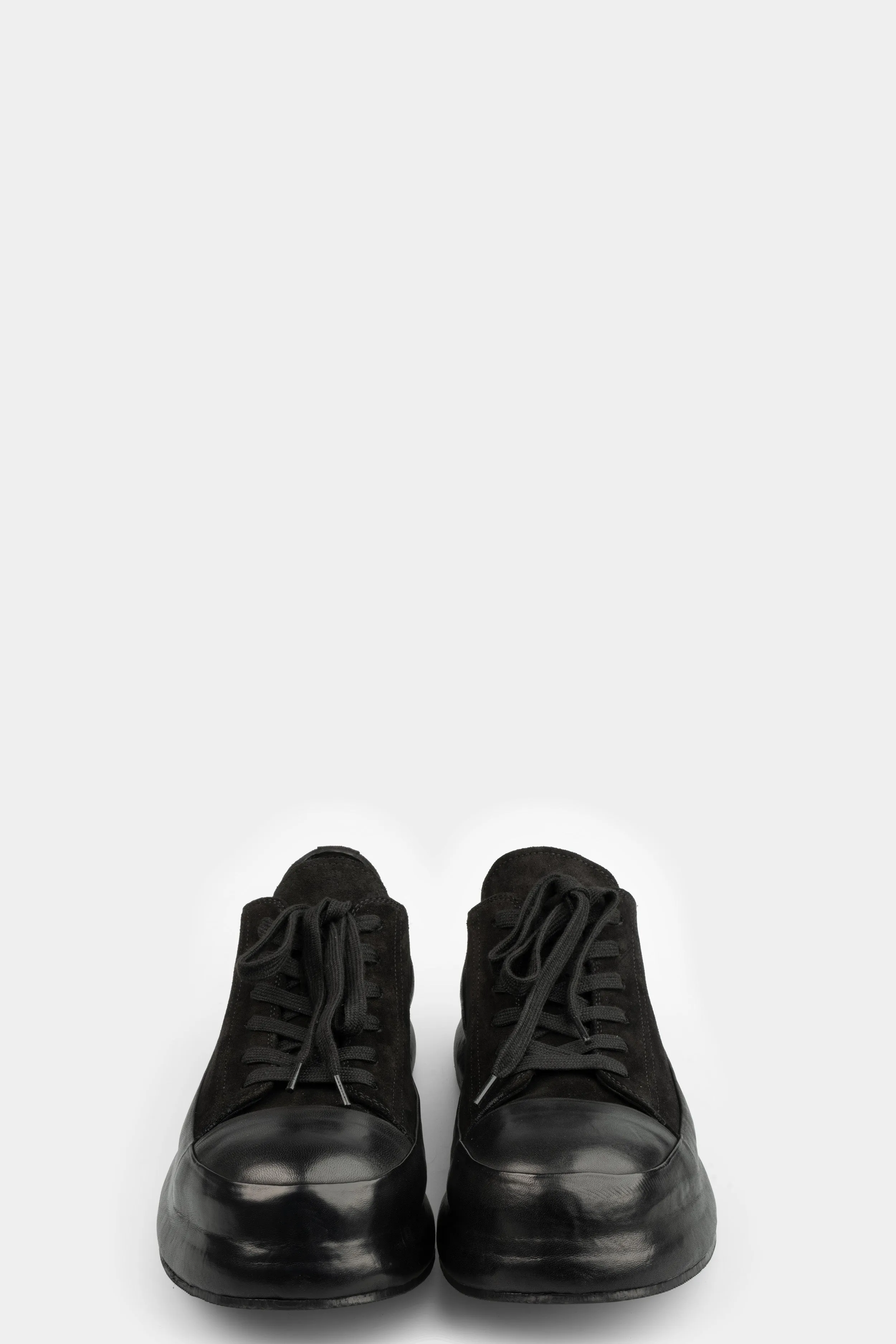 Low top calf leather laced sneakers