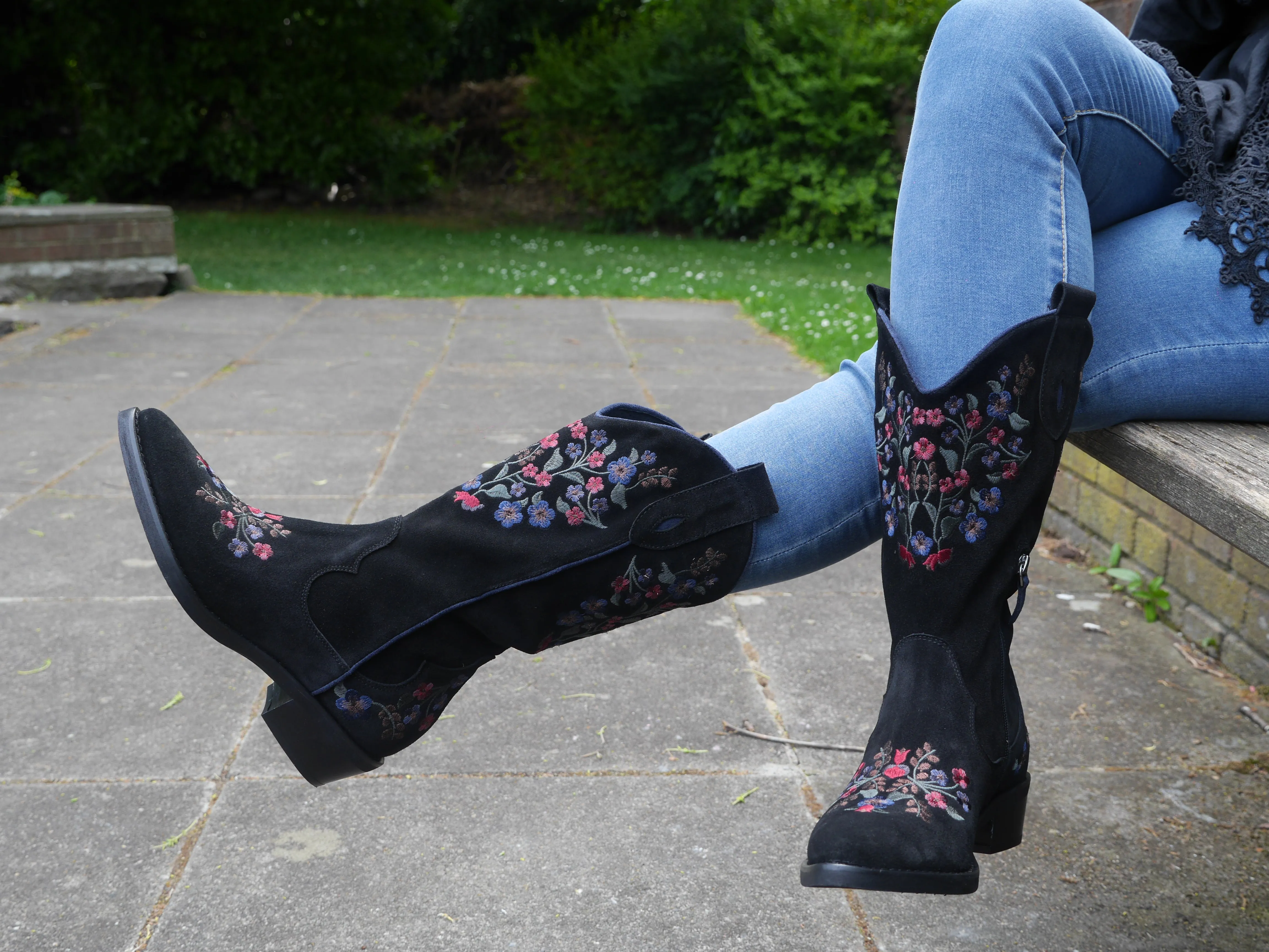 MU746 - Black Floral Suede Cowboy