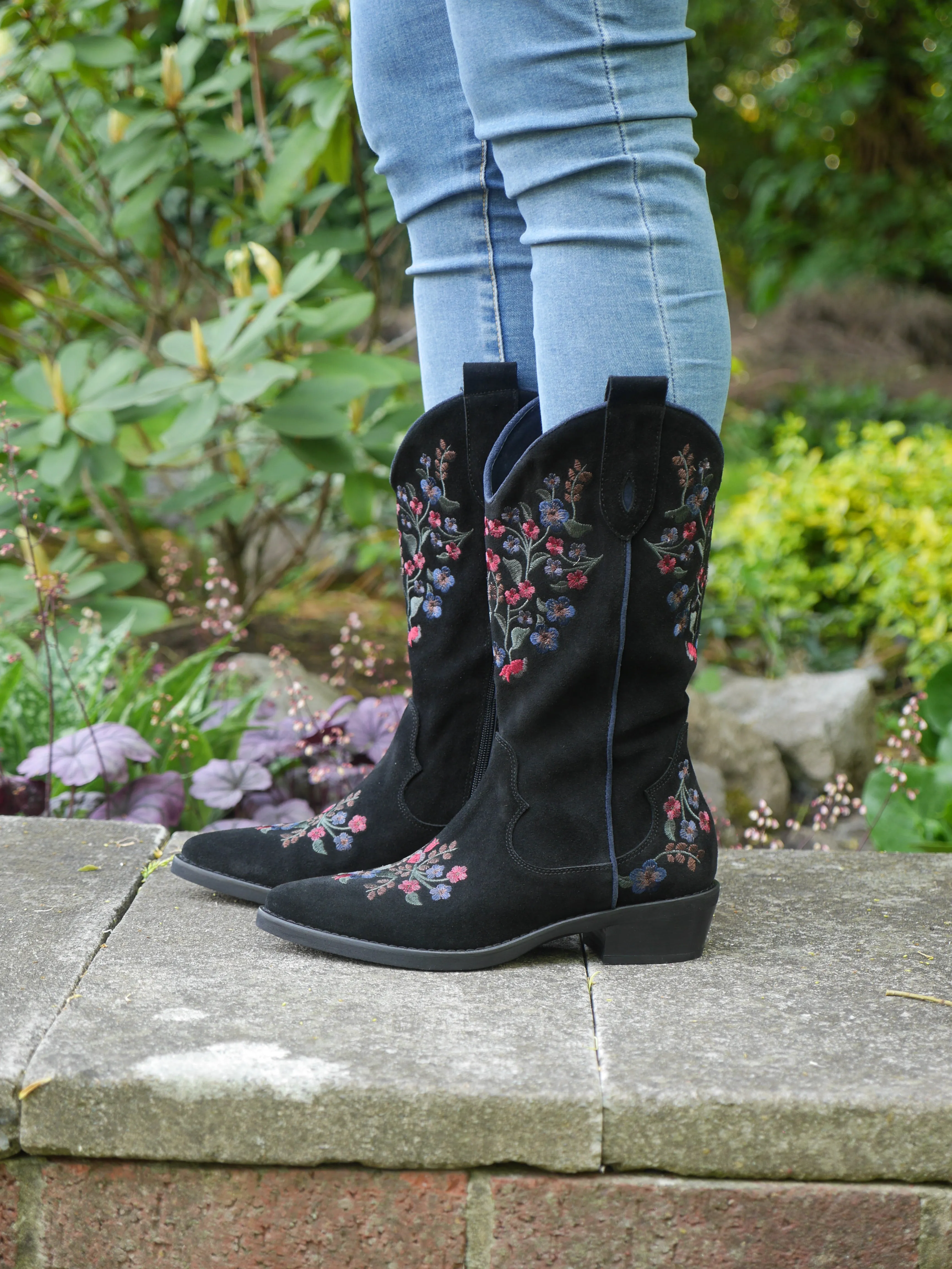 MU746 - Black Floral Suede Cowboy